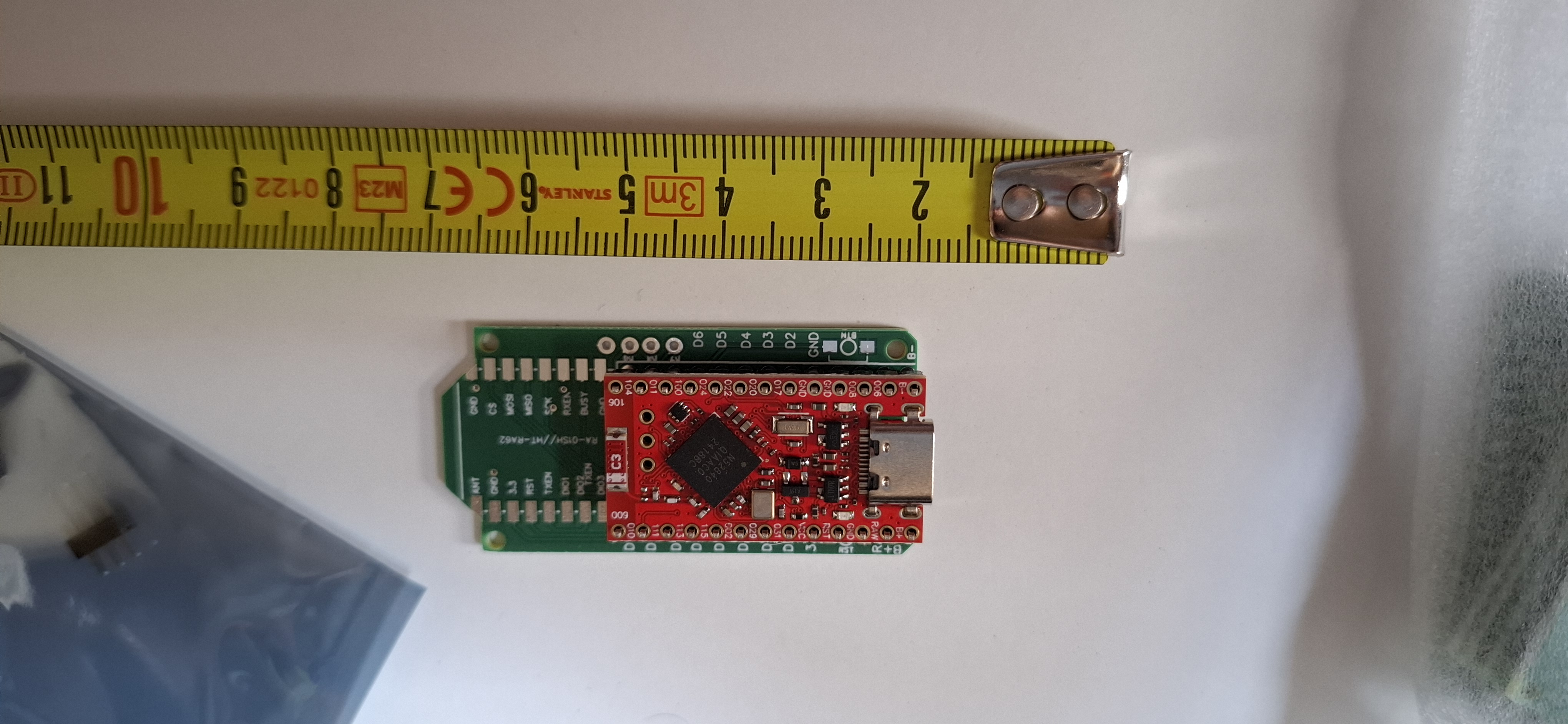 Placa de desarrollo sobre PCB Faketec V4 con metro para escala. 5cm de longitud