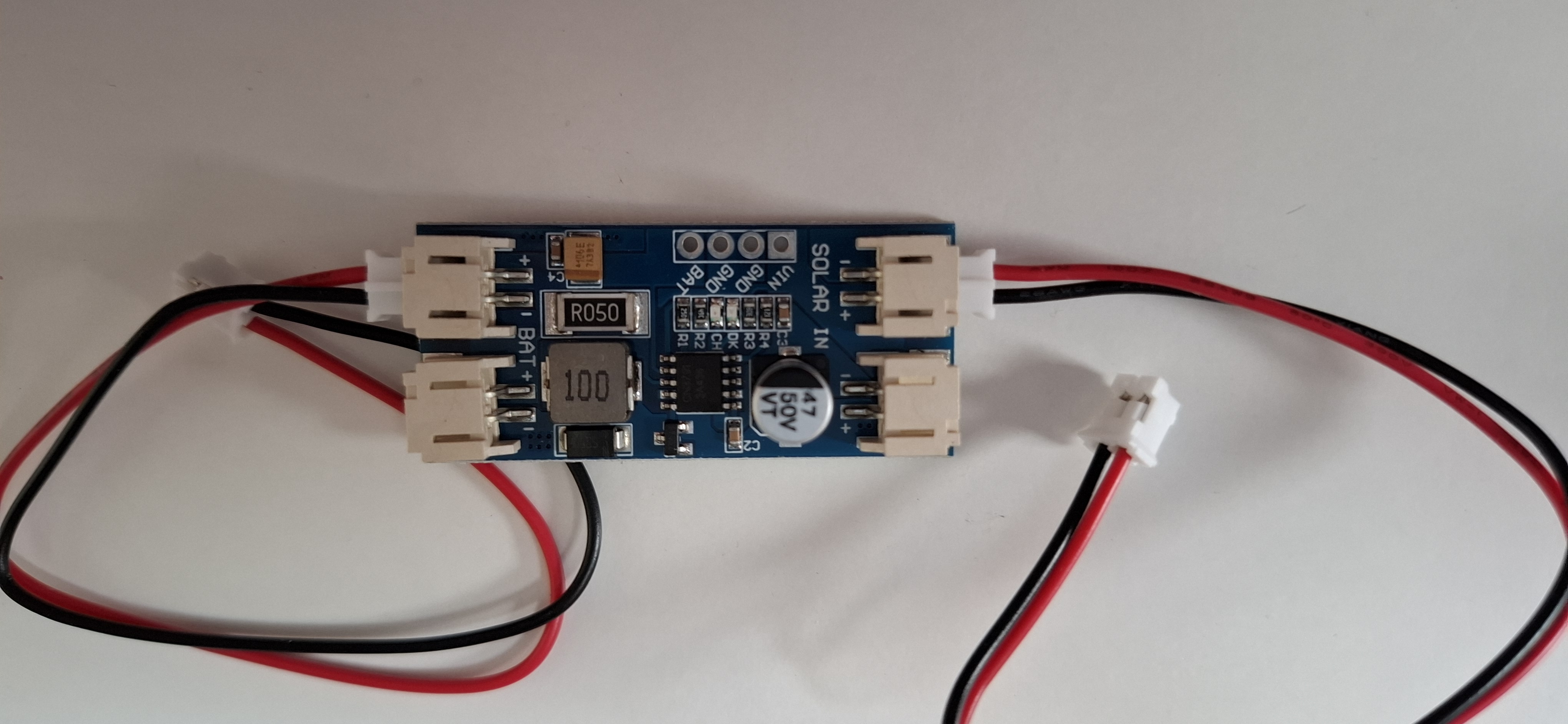 Controlador d ecarga solar con los cables de conexión con polaridad invertida